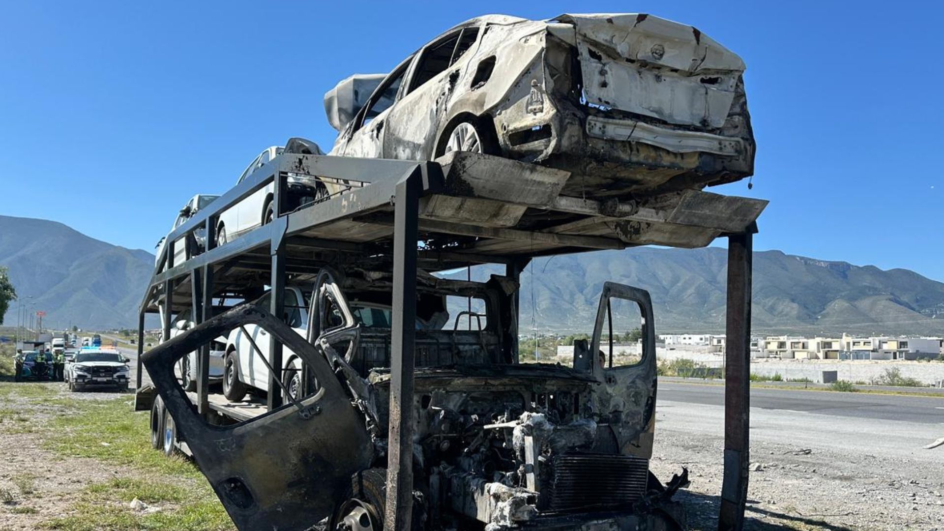 Se Incendia Tráiler Nodriza con Vehículos en Carretera 57 de Arteaga